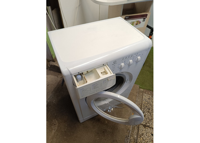 Стиральная машина Indesit WISL 103 Стиральная машина Indesit WISL 103